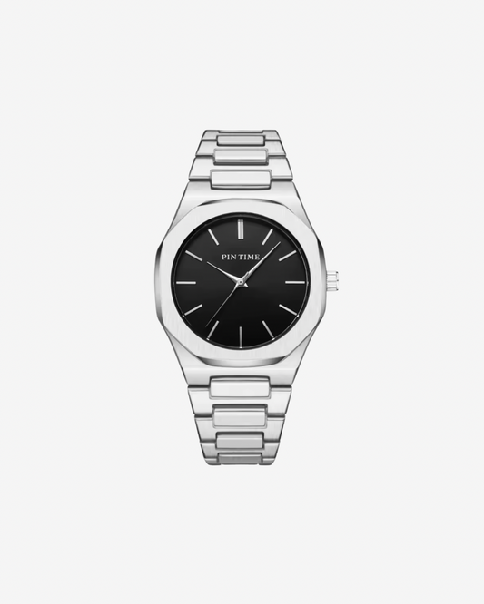 שעון כסף עם לוח שחור